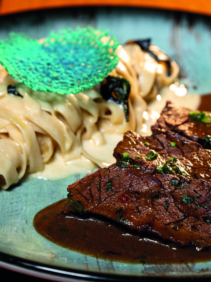 Fraldinha grelhada servida com fettuccine ao molho de queijos, prato da casa do Cerratto Restaurante