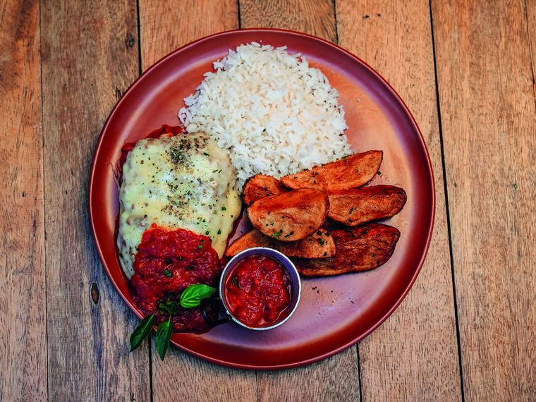 Esplanada: filé à parmegiana empanado no panko gratinado com muçarela, arroz branco e batata rústica