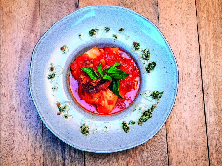 Ravioli BSB: ravioli de muçarela de búfala ao molho de tomate pelati com manjericão