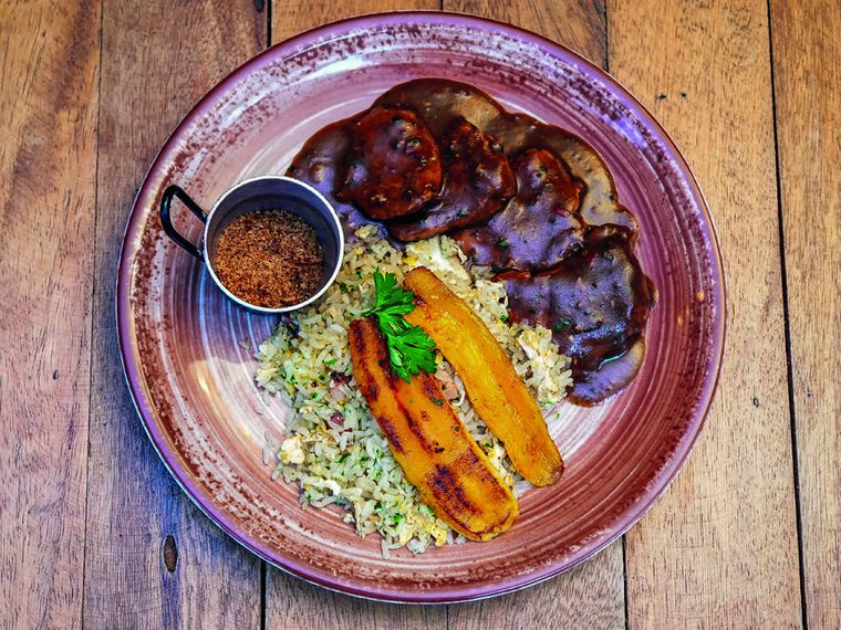 Tesourinha: filé suíno ao molho de cerveja negra e rapadura, arroz birô-biro, banana-da-terra e farofinha